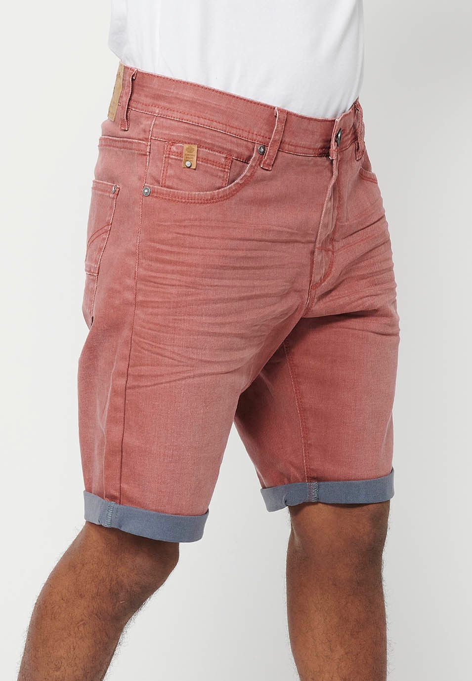 Bermuda en jean avec finition revers, fermeture sur le devant avec fermeture éclair et bouton avec cinq poches, une poche de couleur Maroon pour Homme 2