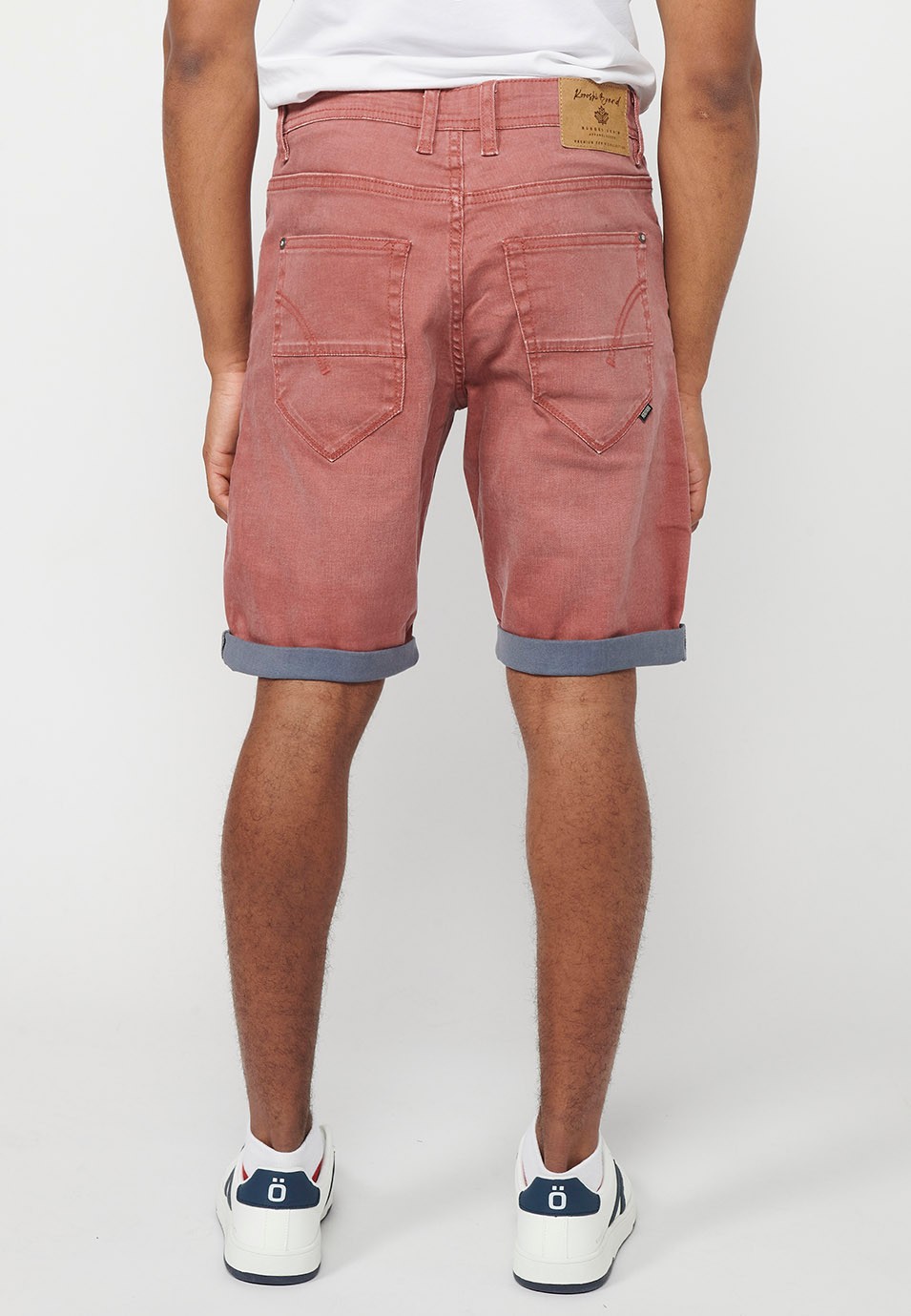 Bermuda en jean avec finition revers, fermeture sur le devant avec fermeture éclair et bouton avec cinq poches, une poche de couleur Maroon pour Homme 5
