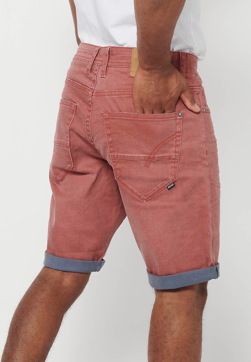 Bermuda en jean avec finition revers, fermeture sur le devant avec fermeture éclair et bouton avec cinq poches, une poche de couleur Maroon pour Homme 1