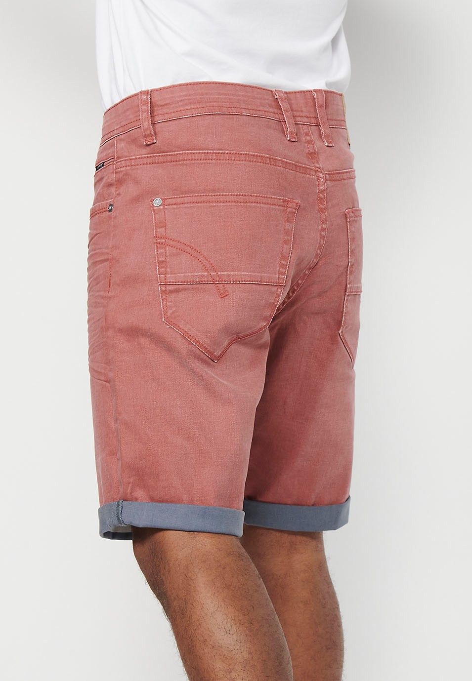 Bermuda en jean avec finition revers, fermeture sur le devant avec fermeture éclair et bouton avec cinq poches, une poche de couleur Maroon pour Homme 8