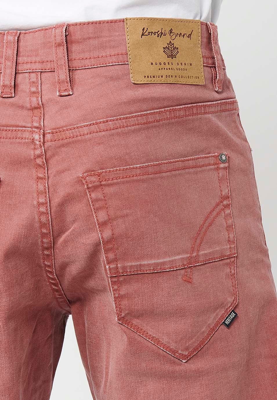 Bermuda en jean avec finition revers, fermeture sur le devant avec fermeture éclair et bouton avec cinq poches, une poche de couleur Maroon pour Homme 9