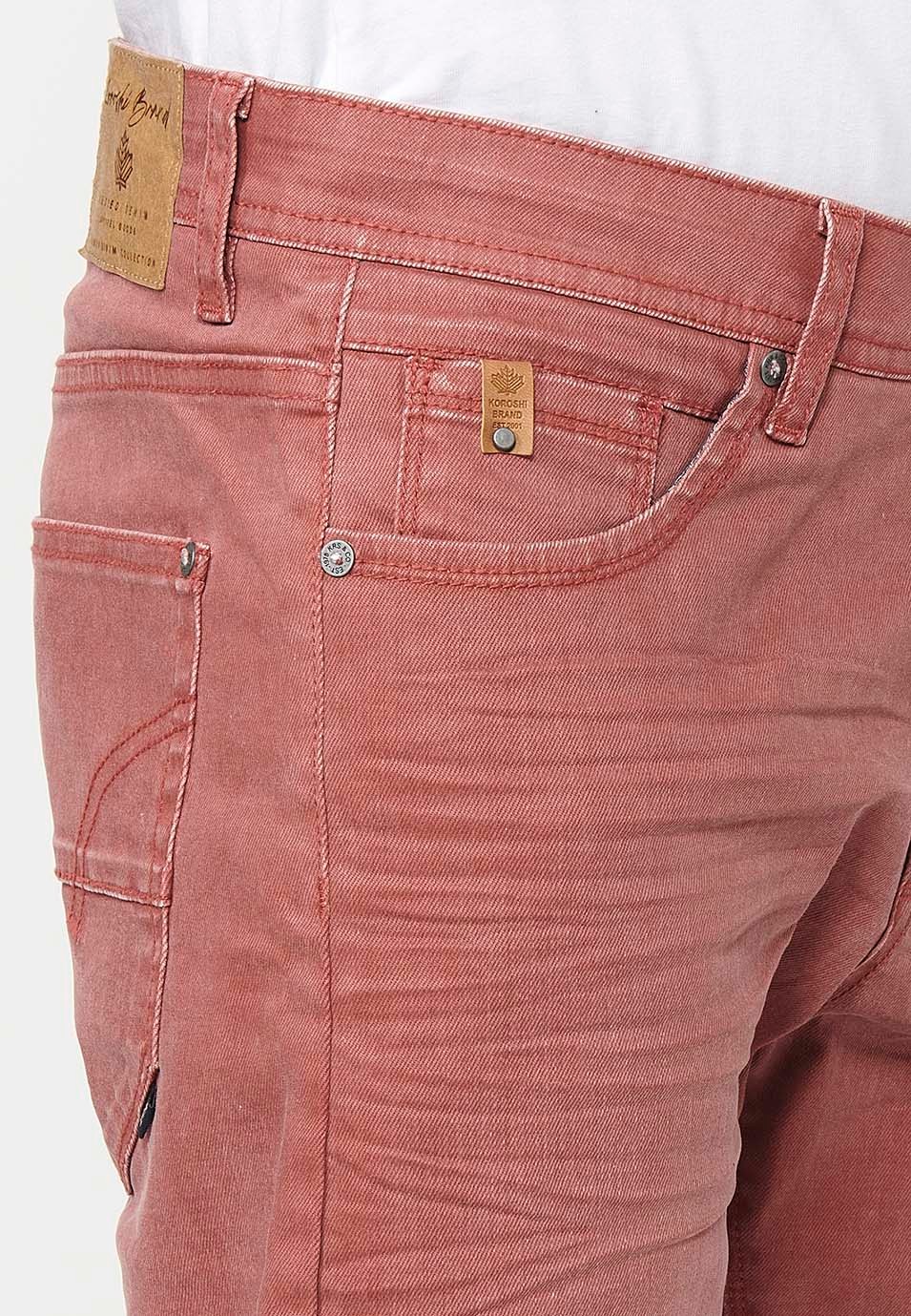 Bermuda en jean avec finition revers, fermeture sur le devant avec fermeture éclair et bouton avec cinq poches, une poche de couleur Maroon pour Homme 7