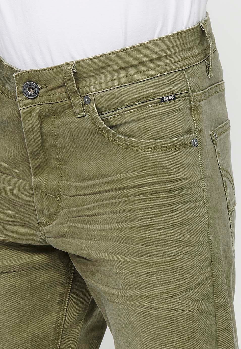 Pantalón corto Bermuda Vaquera con acabado en vuelta de Cierre delantero con cremallera y botón con Cinco bolsillos, uno cerillero de Color Oliva para Hombre 9