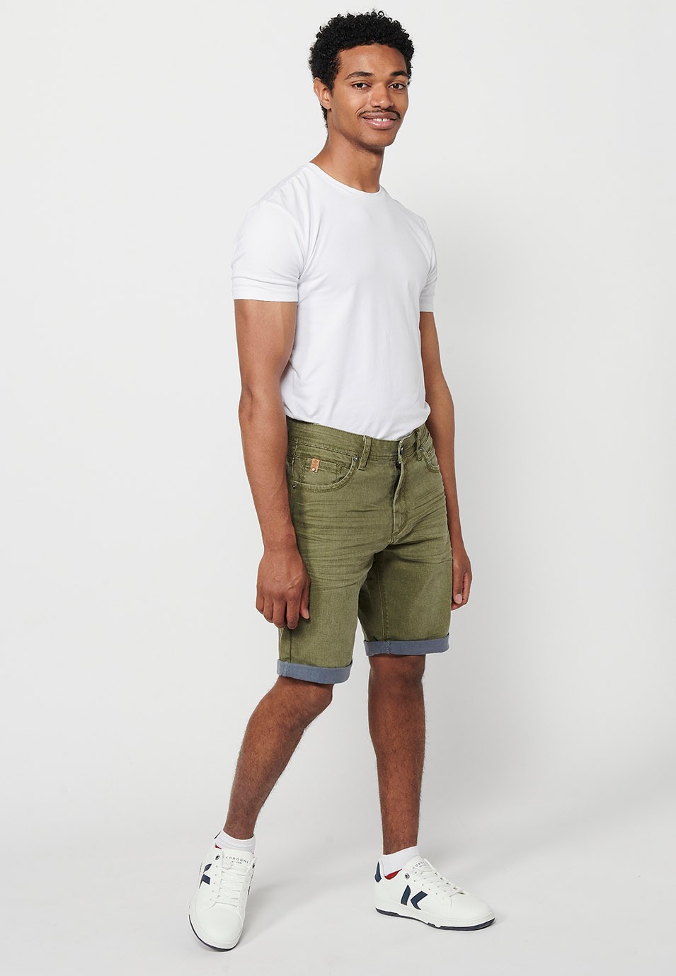 Bermuda en jean avec finition revers, fermeture sur le devant avec fermeture éclair et bouton avec cinq poches, une poche, couleur Olive pour Homme