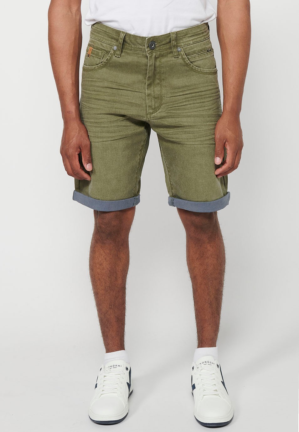 Pantalón corto Bermuda Vaquera con acabado en vuelta de Cierre delantero con cremallera y botón con Cinco bolsillos, uno cerillero de Color Oliva para Hombre 4