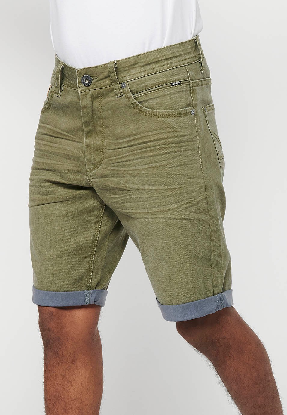 Pantalón corto Bermuda Vaquera con acabado en vuelta de Cierre delantero con cremallera y botón con Cinco bolsillos, uno cerillero de Color Oliva para Hombre 3