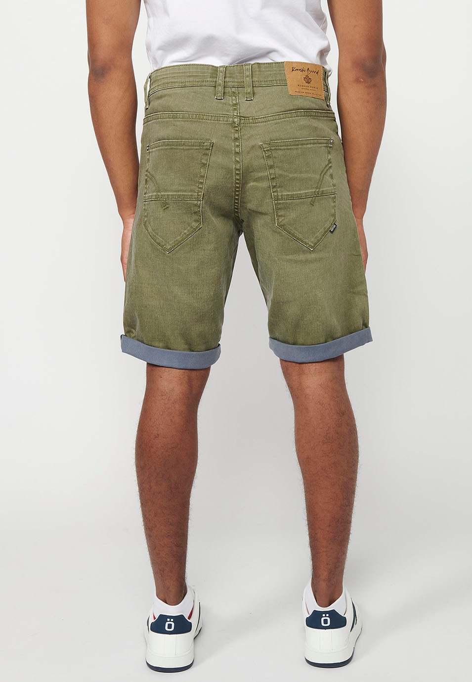 Jeans-Bermudashorts mit Umschlag, Frontverschluss mit Reißverschluss und Knopf, fünf Taschen und einer Tasche, Farbe Oliv für Herren 2