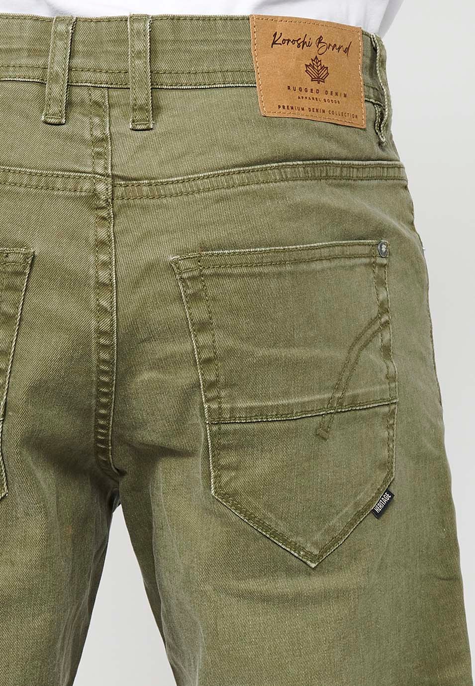 Pantalón corto Bermuda Vaquera con acabado en vuelta de Cierre delantero con cremallera y botón con Cinco bolsillos, uno cerillero de Color Oliva para Hombre 7