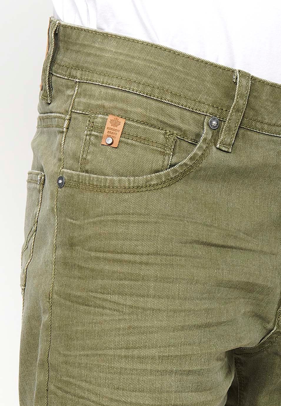 Pantalón corto Bermuda Vaquera con acabado en vuelta de Cierre delantero con cremallera y botón con Cinco bolsillos, uno cerillero de Color Oliva para Hombre 8