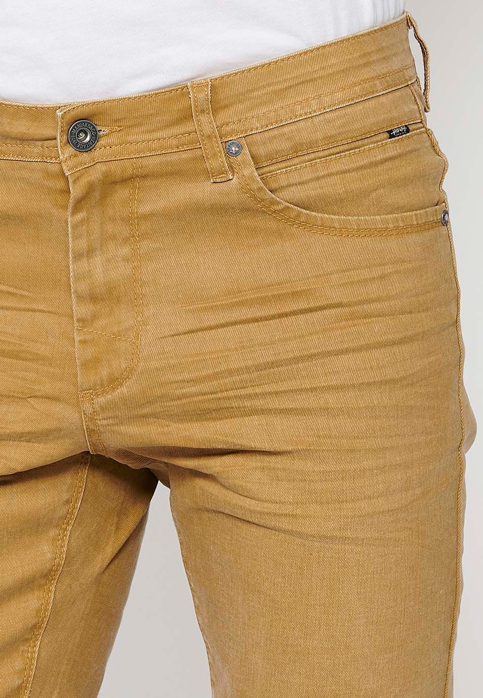 Bermuda en jean avec finition revers, fermeture sur le devant avec fermeture éclair et bouton, avec cinq poches, une poche, Couleur Ocre pour Homme 9