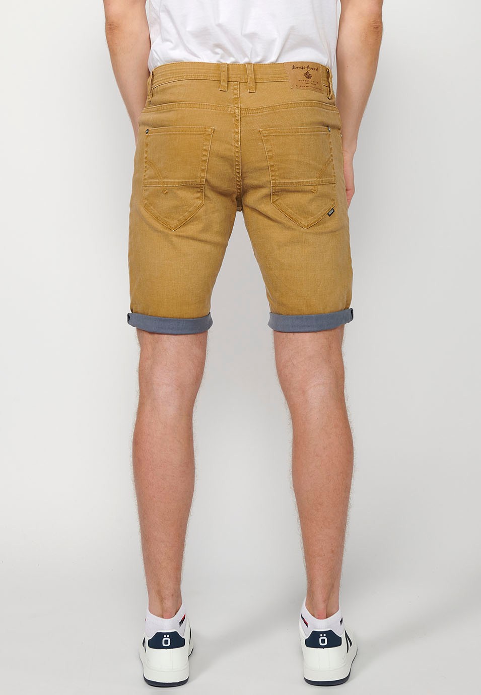 Bermuda en jean avec finition revers, fermeture sur le devant avec fermeture éclair et bouton, avec cinq poches, une poche, Couleur Ocre pour Homme 1