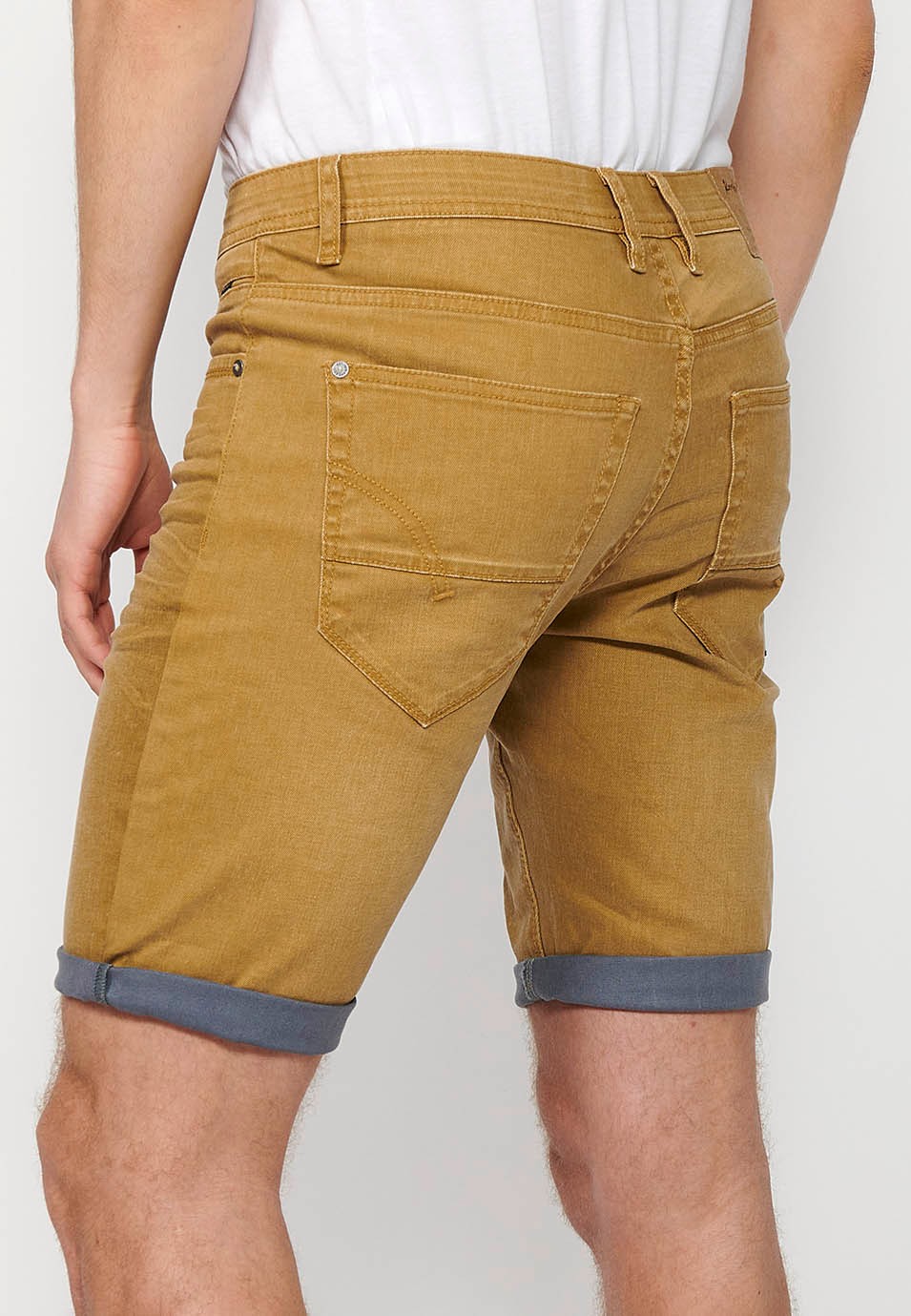 Bermuda en jean avec finition revers, fermeture sur le devant avec fermeture éclair et bouton, avec cinq poches, une poche, Couleur Ocre pour Homme 4