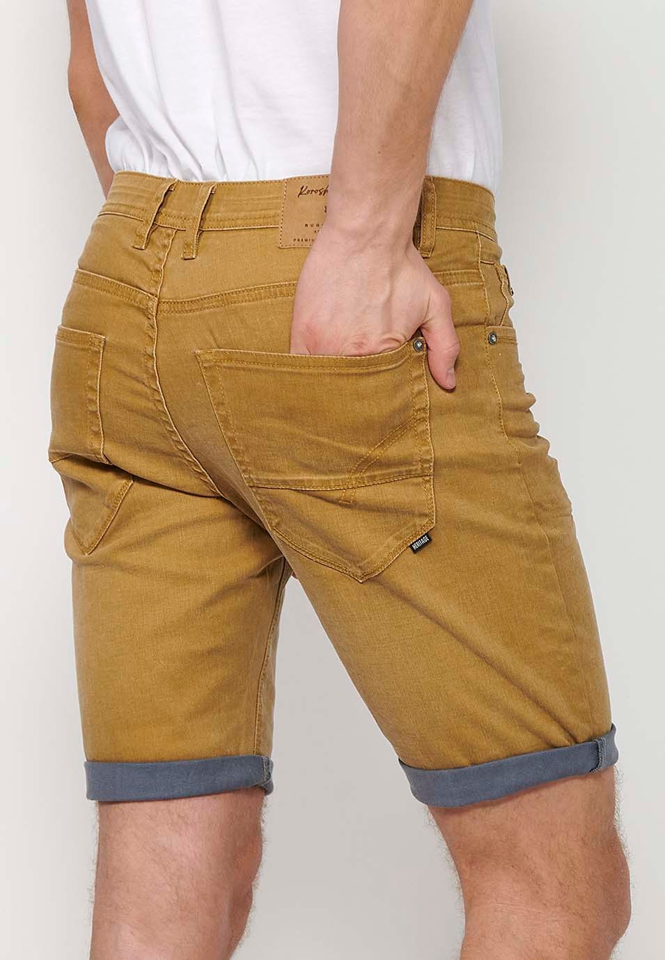 Bermuda en jean avec finition revers, fermeture sur le devant avec fermeture éclair et bouton, avec cinq poches, une poche, Couleur Ocre pour Homme 5