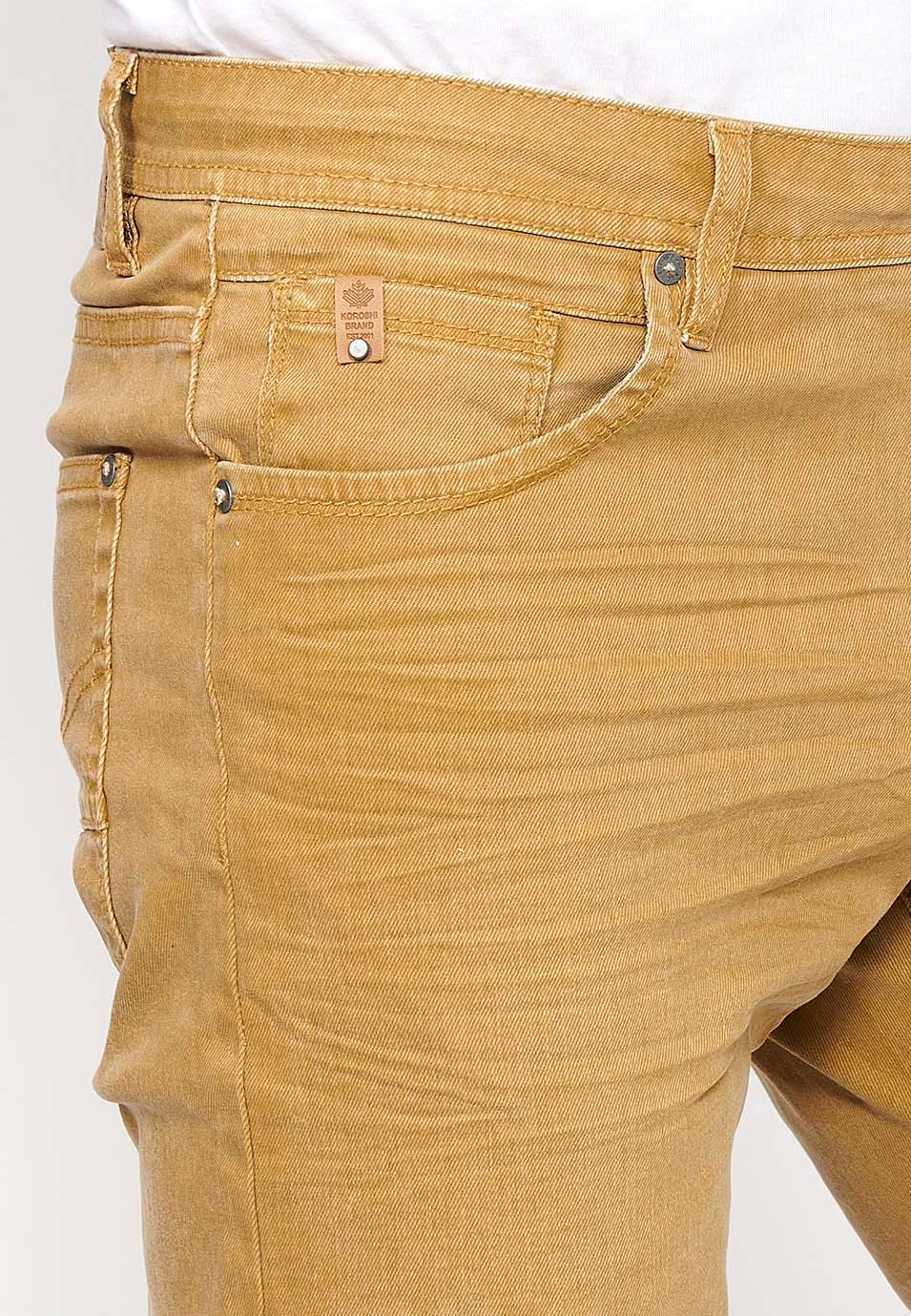 Pantalón corto Bermuda Vaquera con acabado en vuelta de Cierre delantero con cremallera y botón con Cinco bolsillos, uno cerillero de Color Ocre para Hombre 8