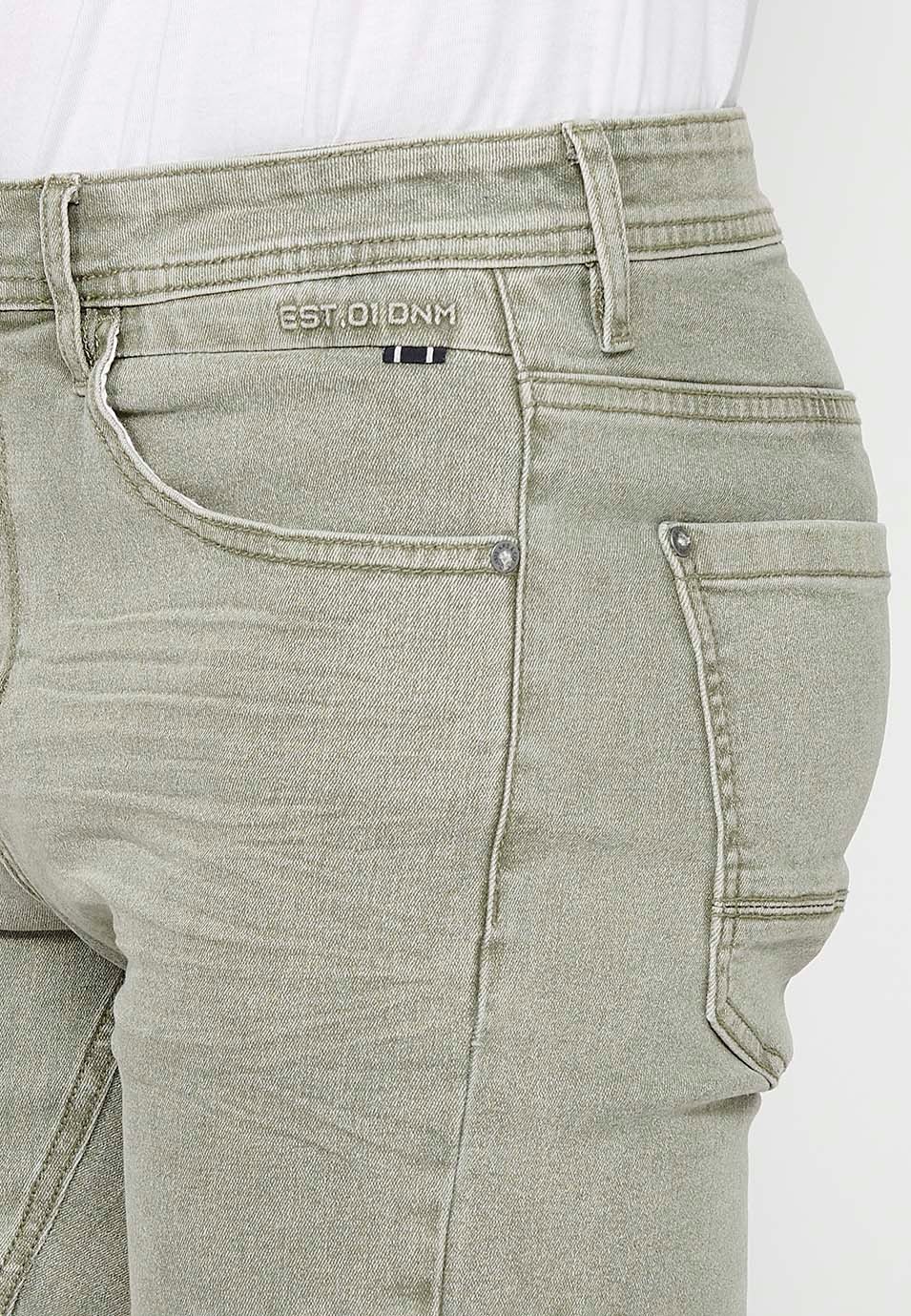 Short à finition revers avec fermeture zippée et boutonnée sur le devant et cinq poches dont une avec poche assortie, en Vert pour Homme 7