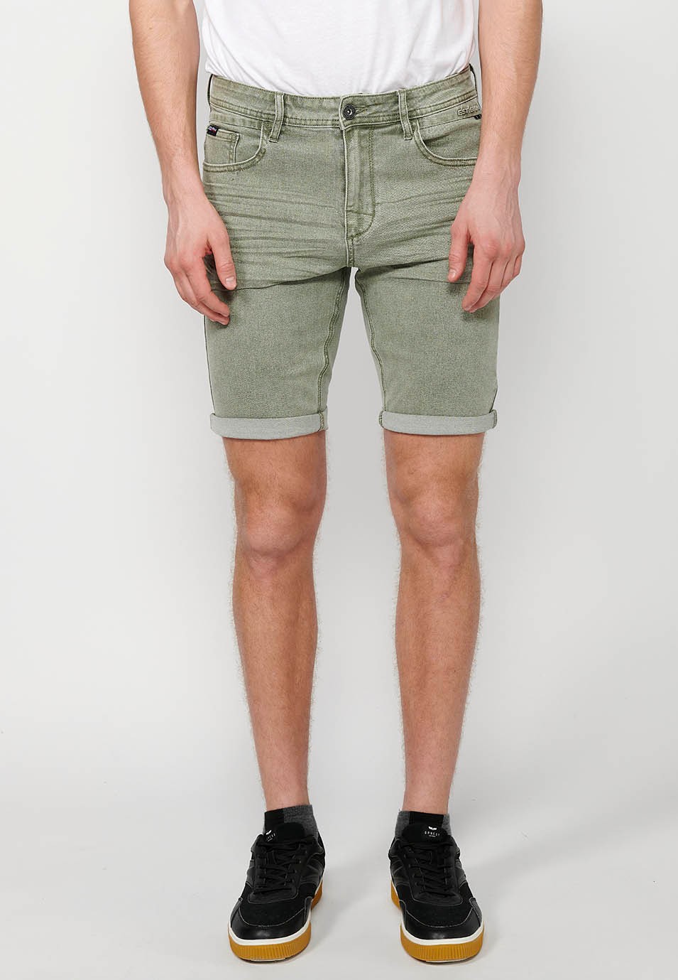 Short à finition revers avec fermeture zippée et boutonnée sur le devant et cinq poches dont une avec poche assortie, en Vert pour Homme 4