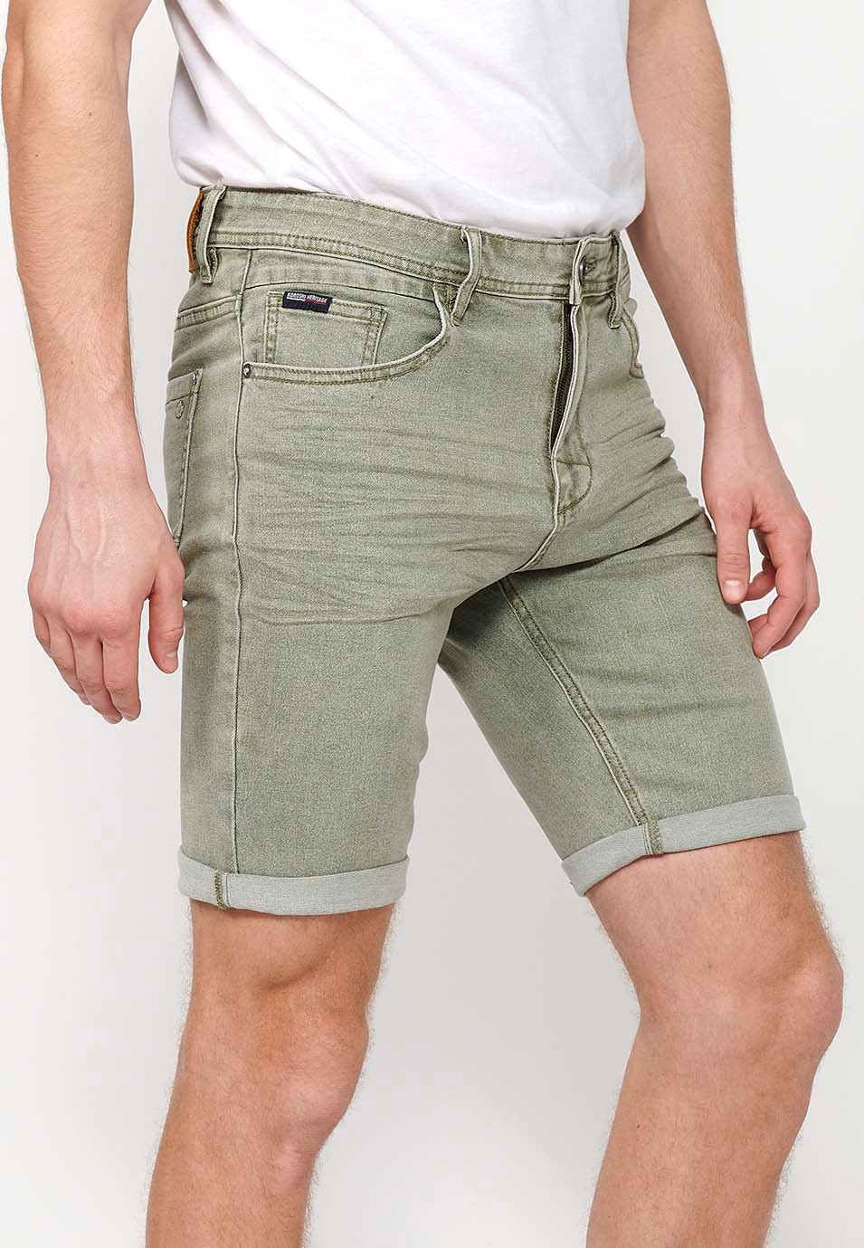 Short à finition revers avec fermeture zippée et boutonnée sur le devant et cinq poches dont une avec poche assortie, en Vert pour Homme 5