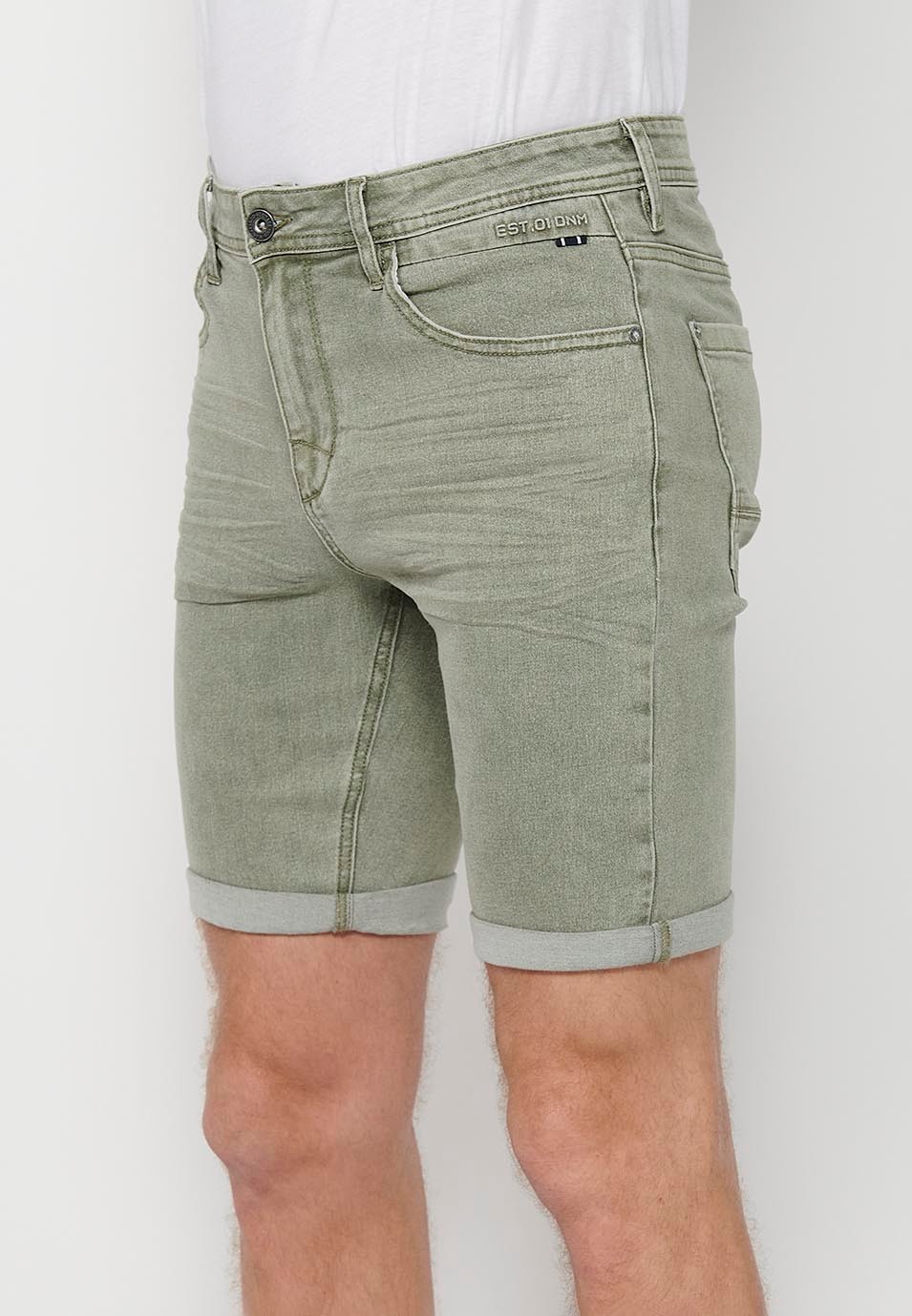 Shorts mit Umschlag, Frontreißverschluss und Knopfverschluss sowie fünf Taschen, eine davon mit einer Streichholztasche, in Grün für Herren 3