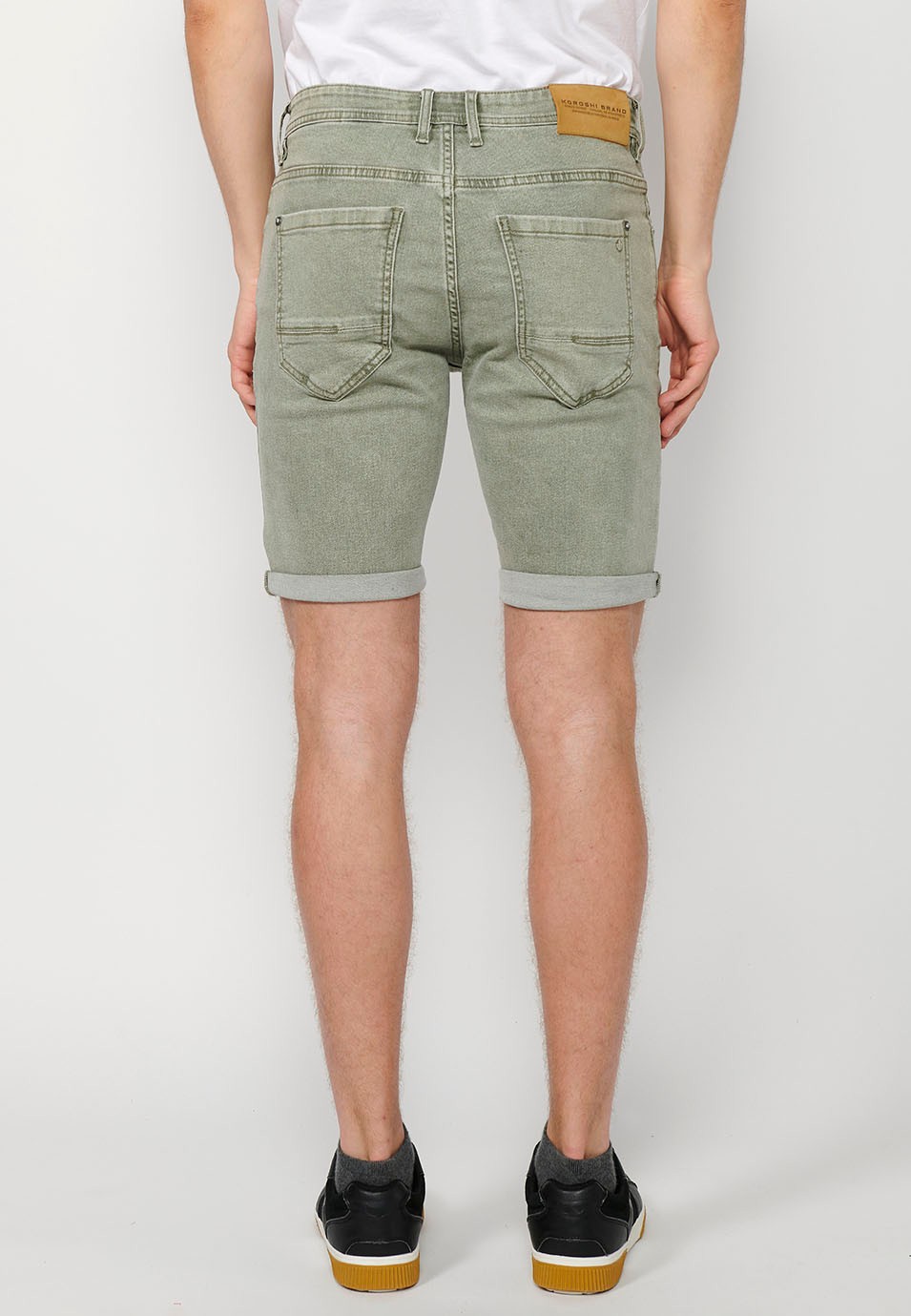 Shorts mit Umschlag, Frontreißverschluss und Knopfverschluss sowie fünf Taschen, eine davon mit einer Streichholztasche, in Grün für Herren 1