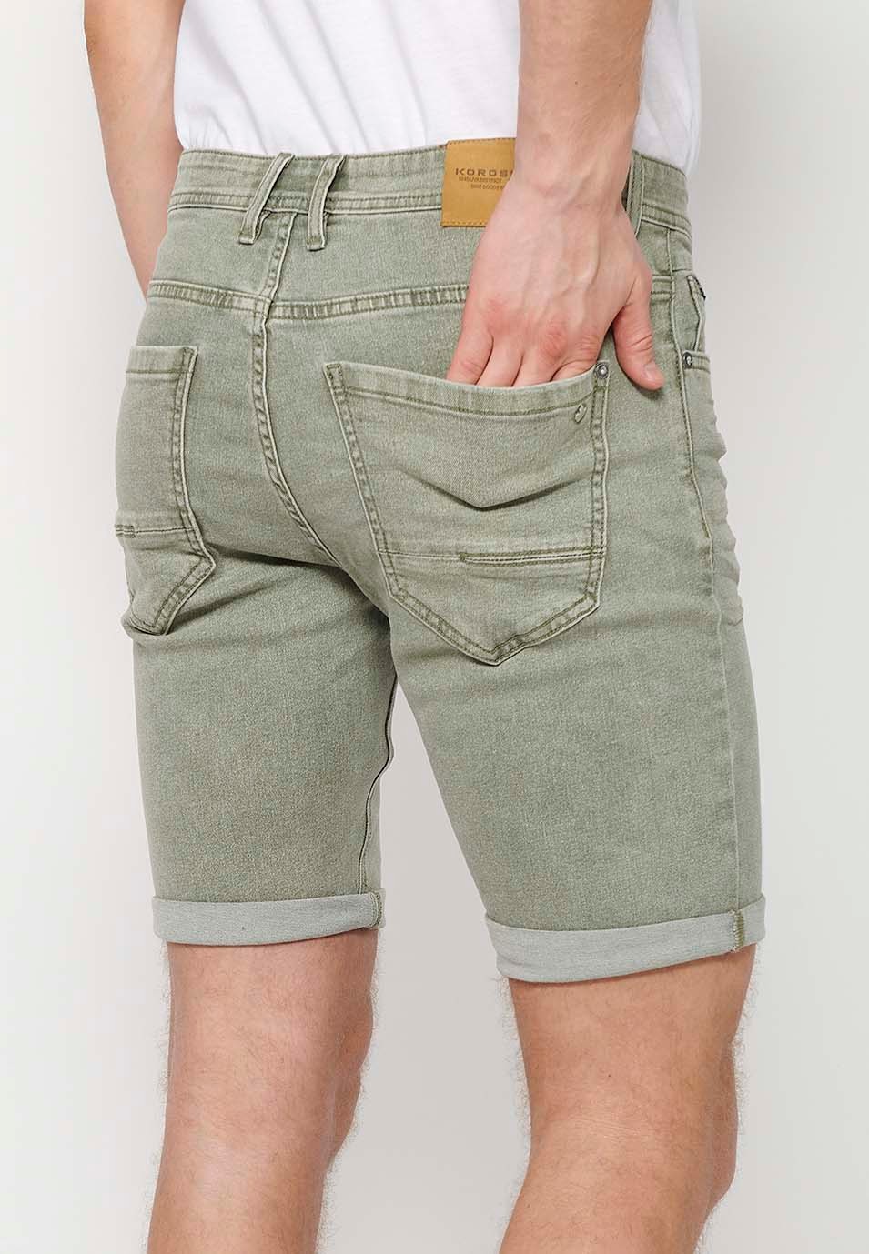 Shorts mit Umschlag, Frontreißverschluss und Knopfverschluss sowie fünf Taschen, eine davon mit einer Streichholztasche, in Grün für Herren 2