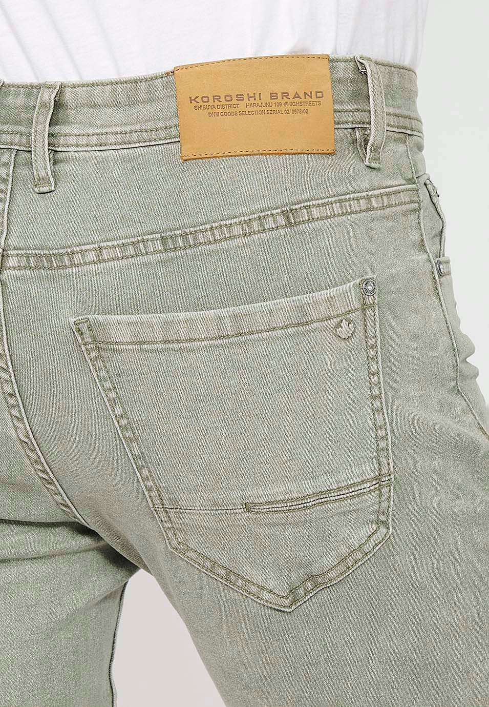 Short à finition revers avec fermeture zippée et boutonnée sur le devant et cinq poches dont une avec poche assortie, en Vert pour Homme 9