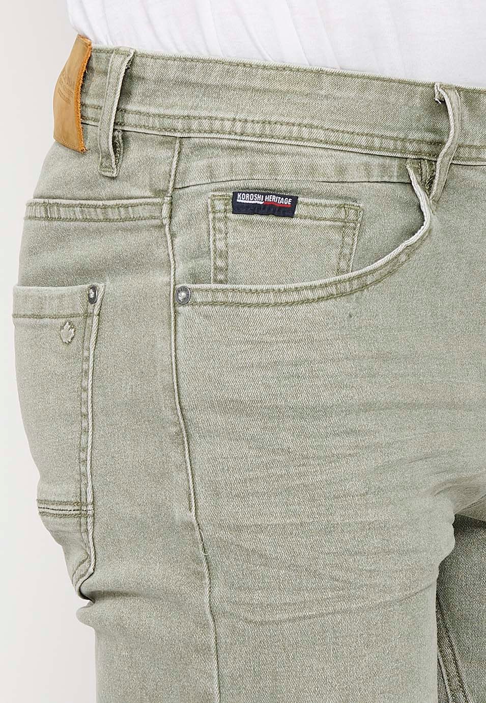 Short à finition revers avec fermeture zippée et boutonnée sur le devant et cinq poches dont une avec poche assortie, en Vert pour Homme 8