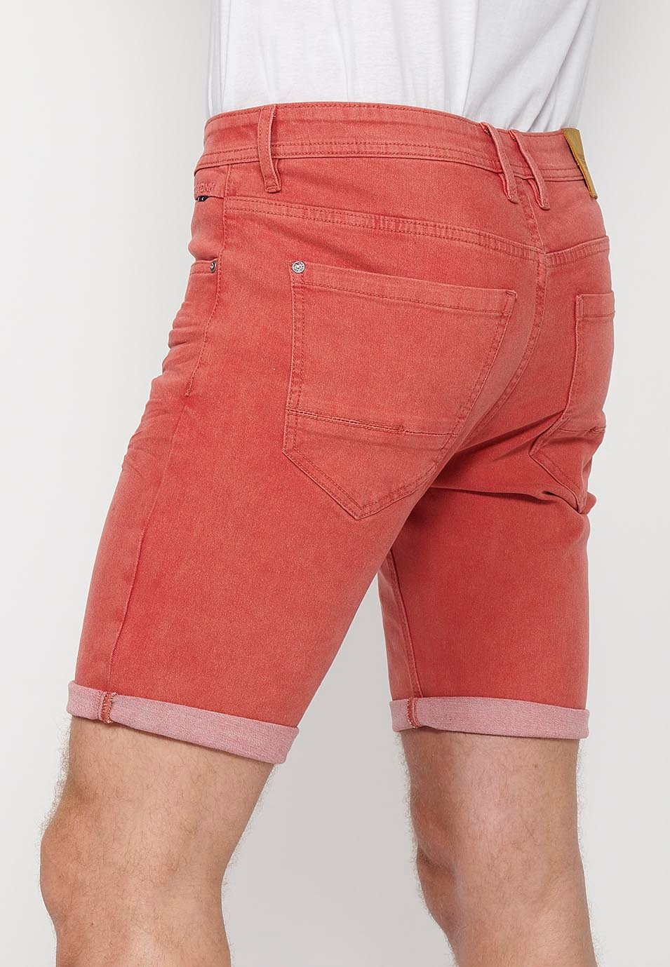 Short à finitions retroussées avec fermeture zippée et boutonnée sur le devant et cinq poches dont une avec poche assortie, en Rouge pour Homme 9