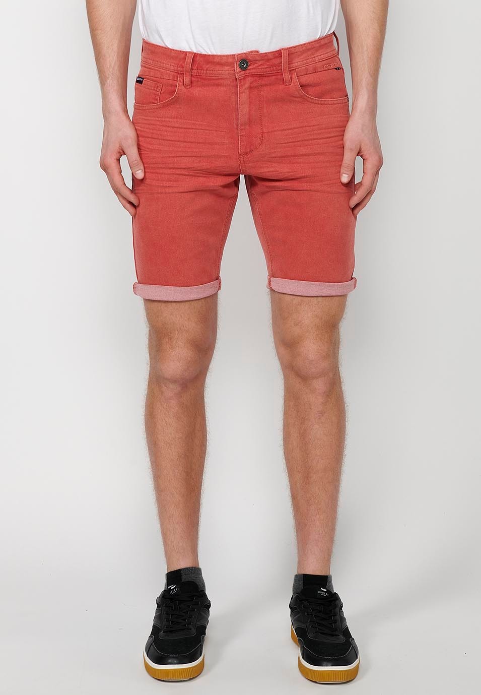 Short à finitions retroussées avec fermeture zippée et boutonnée sur le devant et cinq poches dont une avec poche assortie, en Rouge pour Homme 3