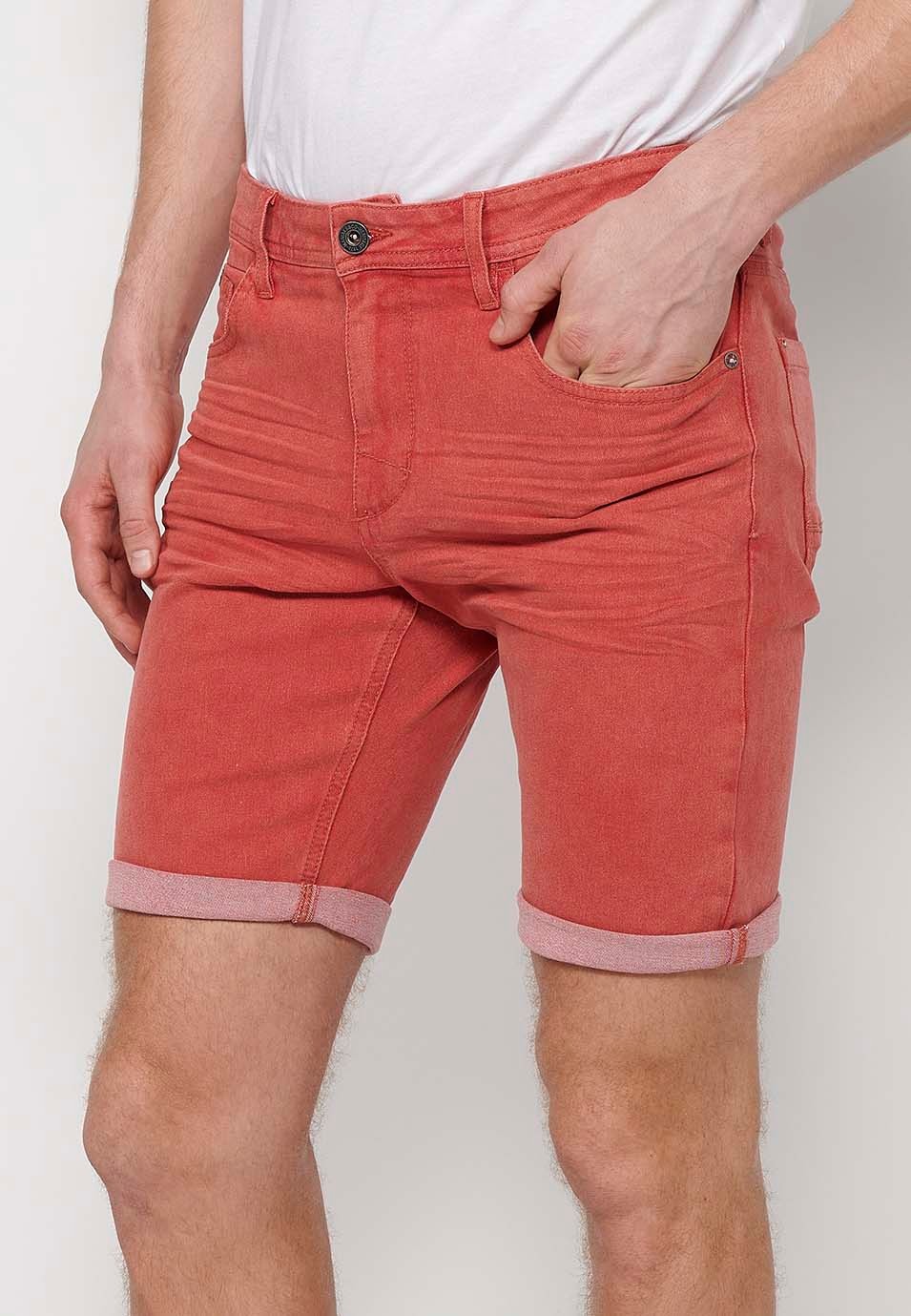 Short à finitions retroussées avec fermeture zippée et boutonnée sur le devant et cinq poches dont une avec poche assortie, en Rouge pour Homme 2