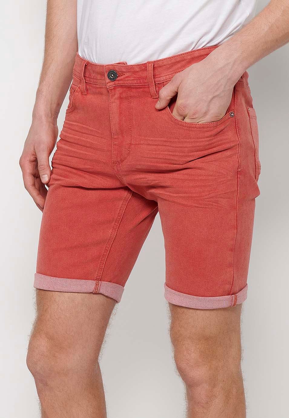 Shorts mit Umschlag, Frontreißverschluss und Knopfverschluss sowie fünf Taschen, eine davon mit einer Streichholztasche, in Rot für Herren 2