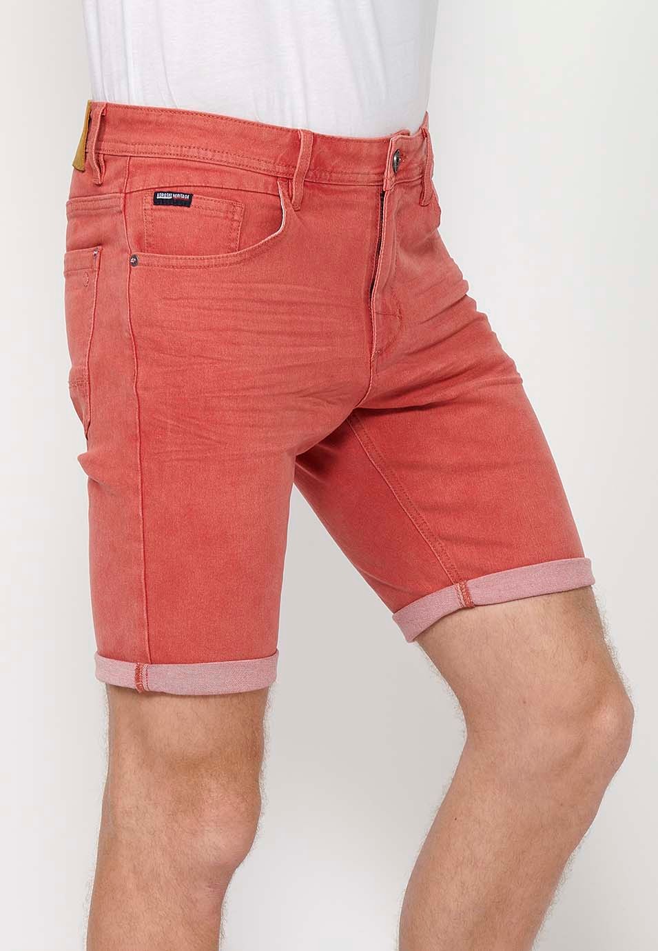 Pantalón corto acabado en vuelta con Cierre delantero con cremallera y botón y Cinco bolsillos, uno cerillero de Color Rojo para Hombre 4