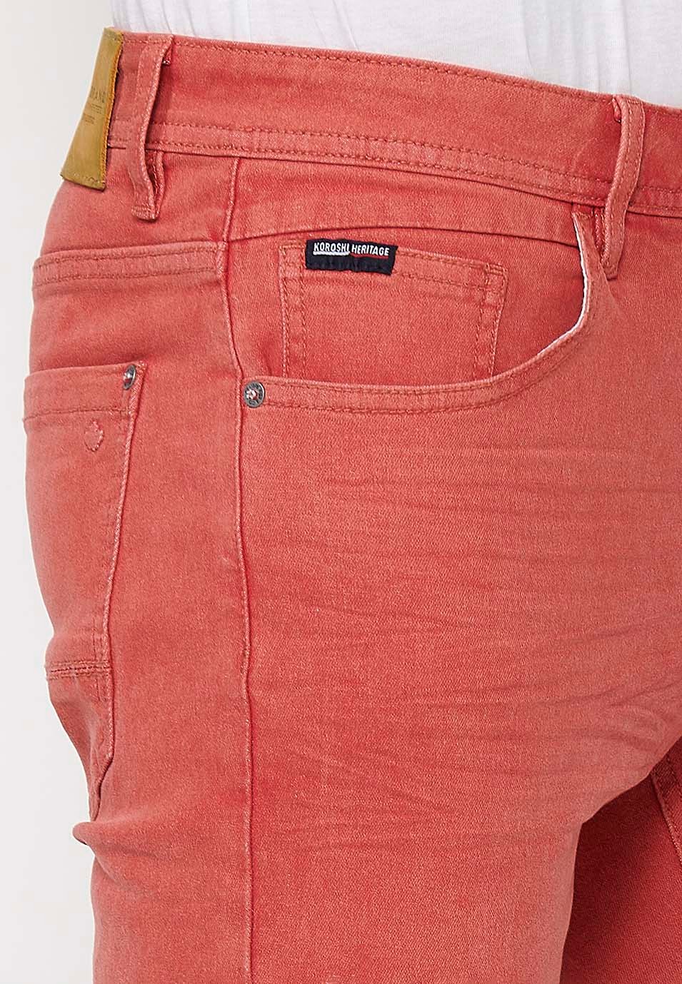 Short à finitions retroussées avec fermeture zippée et boutonnée sur le devant et cinq poches dont une avec poche assortie, en Rouge pour Homme 1