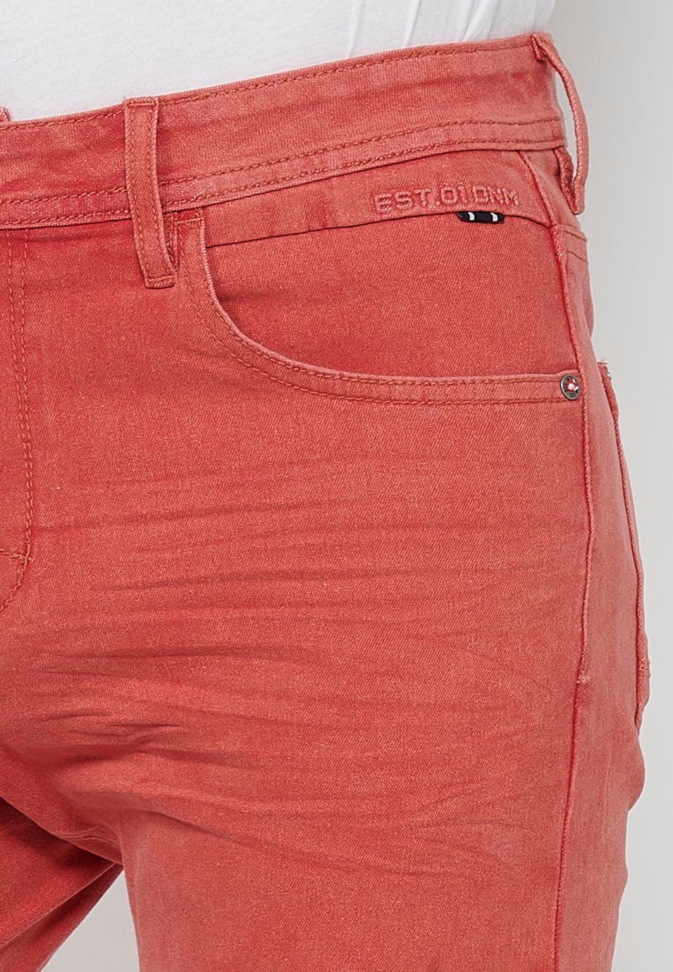 Short à finitions retroussées avec fermeture zippée et boutonnée sur le devant et cinq poches dont une avec poche assortie, en Rouge pour Homme 5
