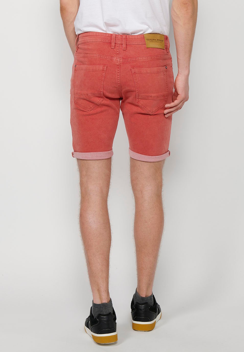 Short à finitions retroussées avec fermeture zippée et boutonnée sur le devant et cinq poches dont une avec poche assortie, en Rouge pour Homme 6