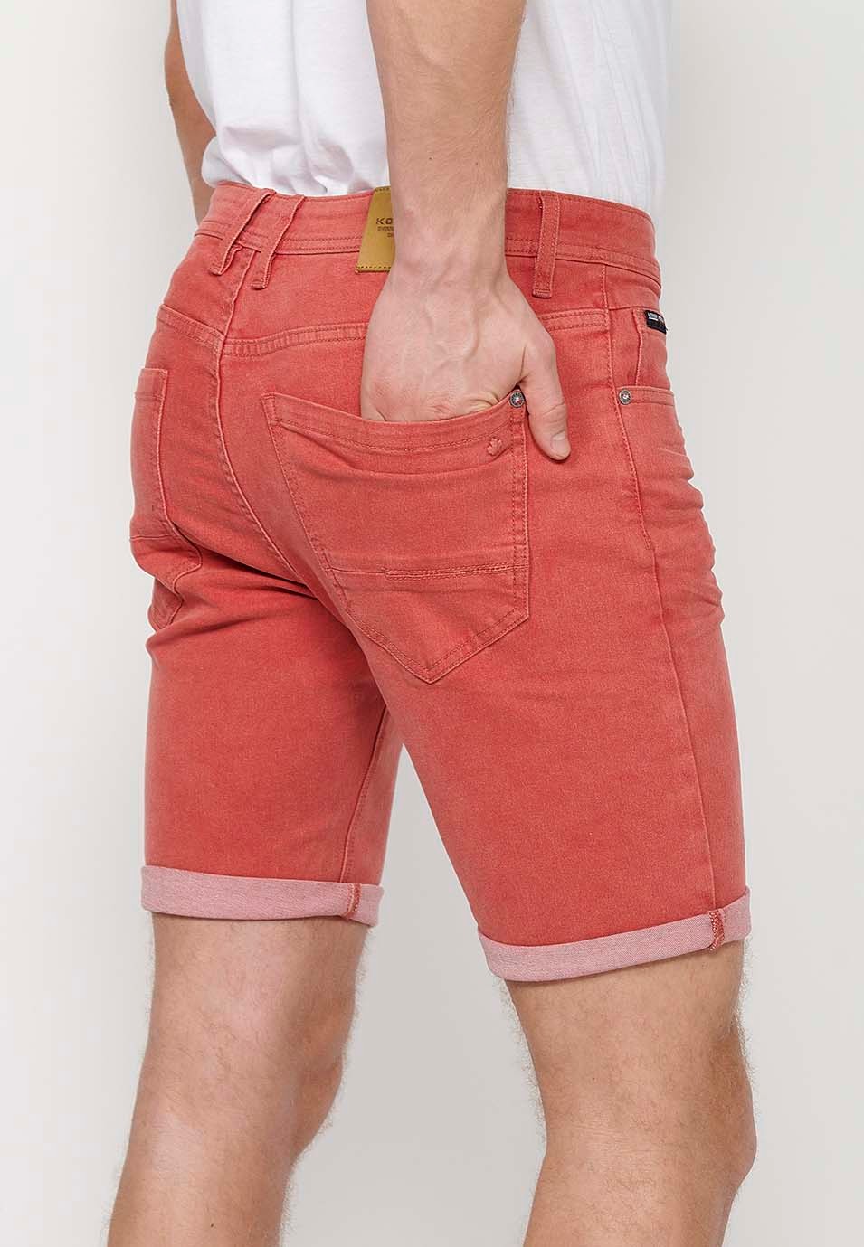 Short à finitions retroussées avec fermeture zippée et boutonnée sur le devant et cinq poches dont une avec poche assortie, en Rouge pour Homme 7