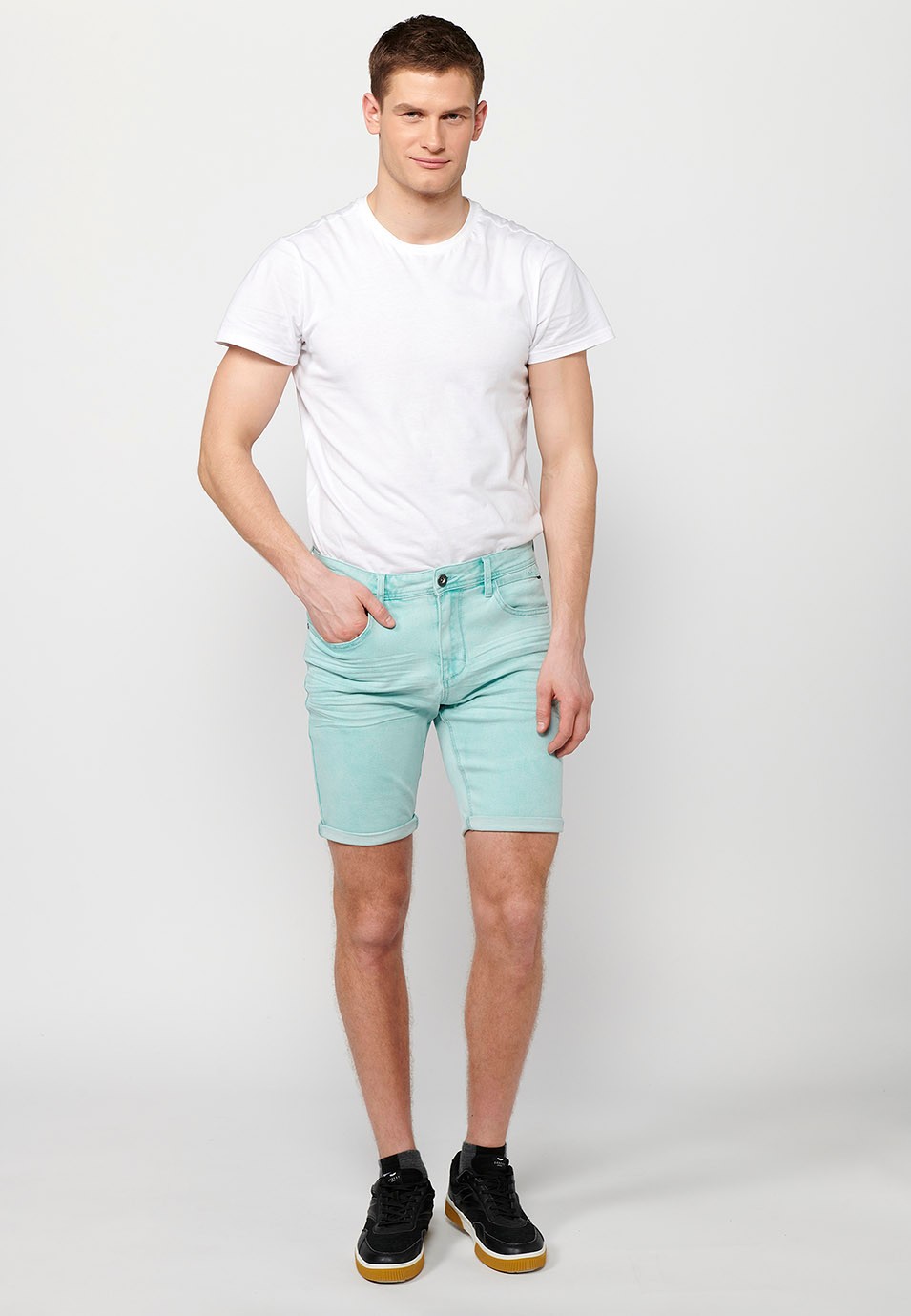 Shorts mit Umschlagverschluss, Frontreißverschluss und Knopfverschluss sowie fünf Taschen, eine blaue Tasche für Herren