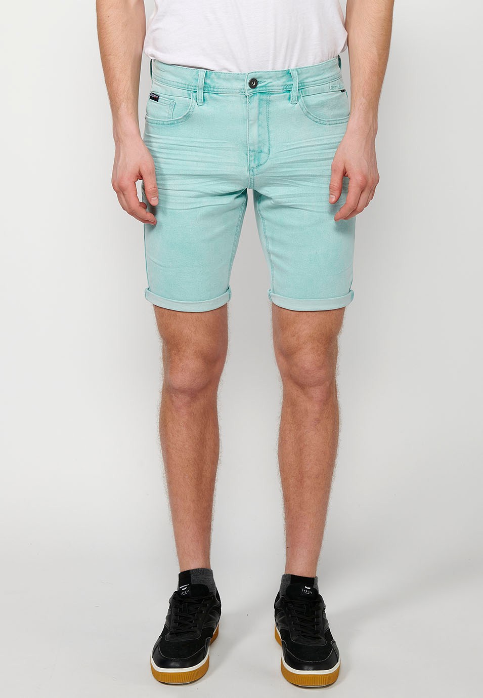 Shorts with turn-up closure with front zipper and button closure and five pockets, one blue pocket pocket for Men 1