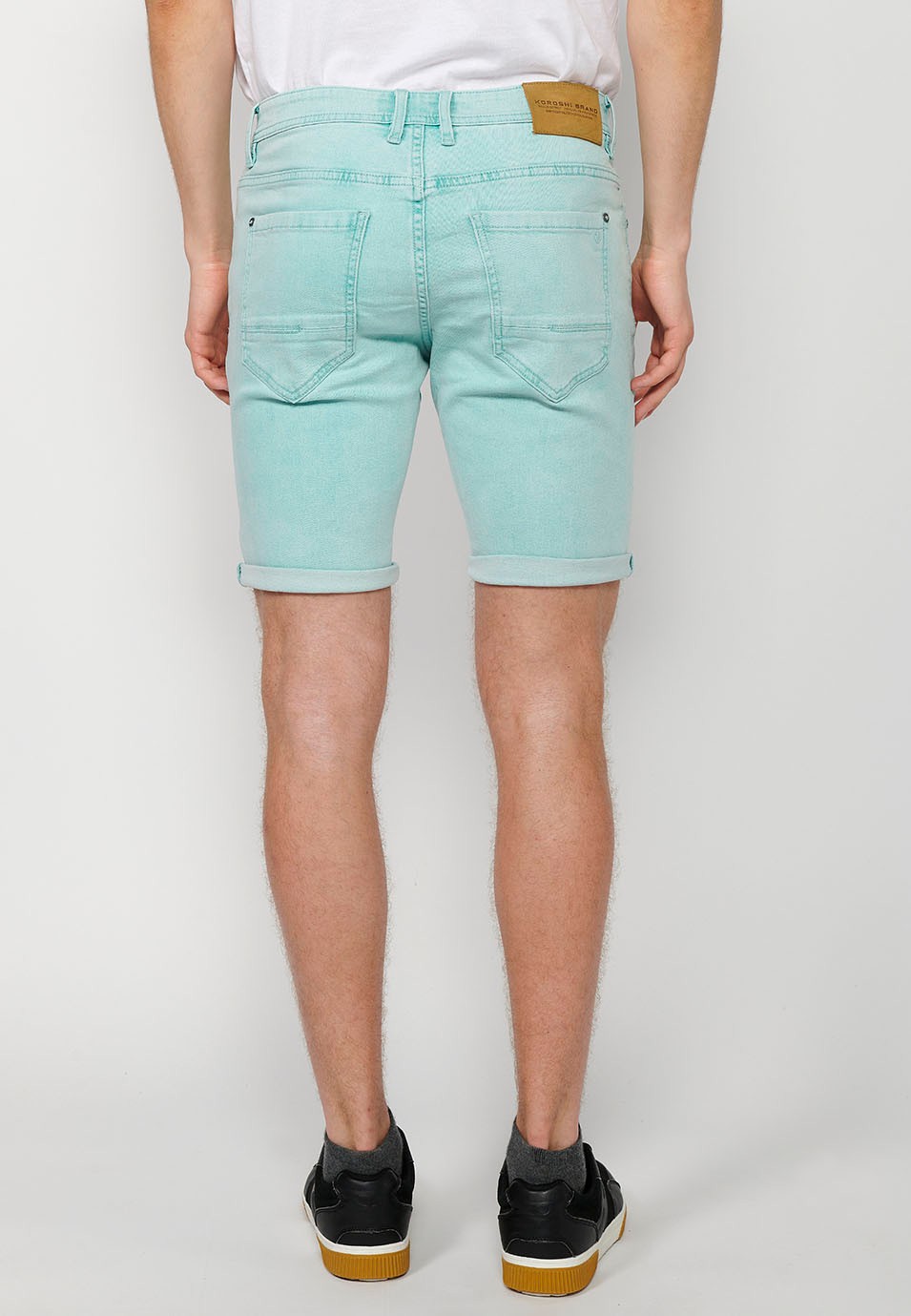 Shorts with turn-up closure with front zipper and button closure and five pockets, one blue pocket pocket for Men 6