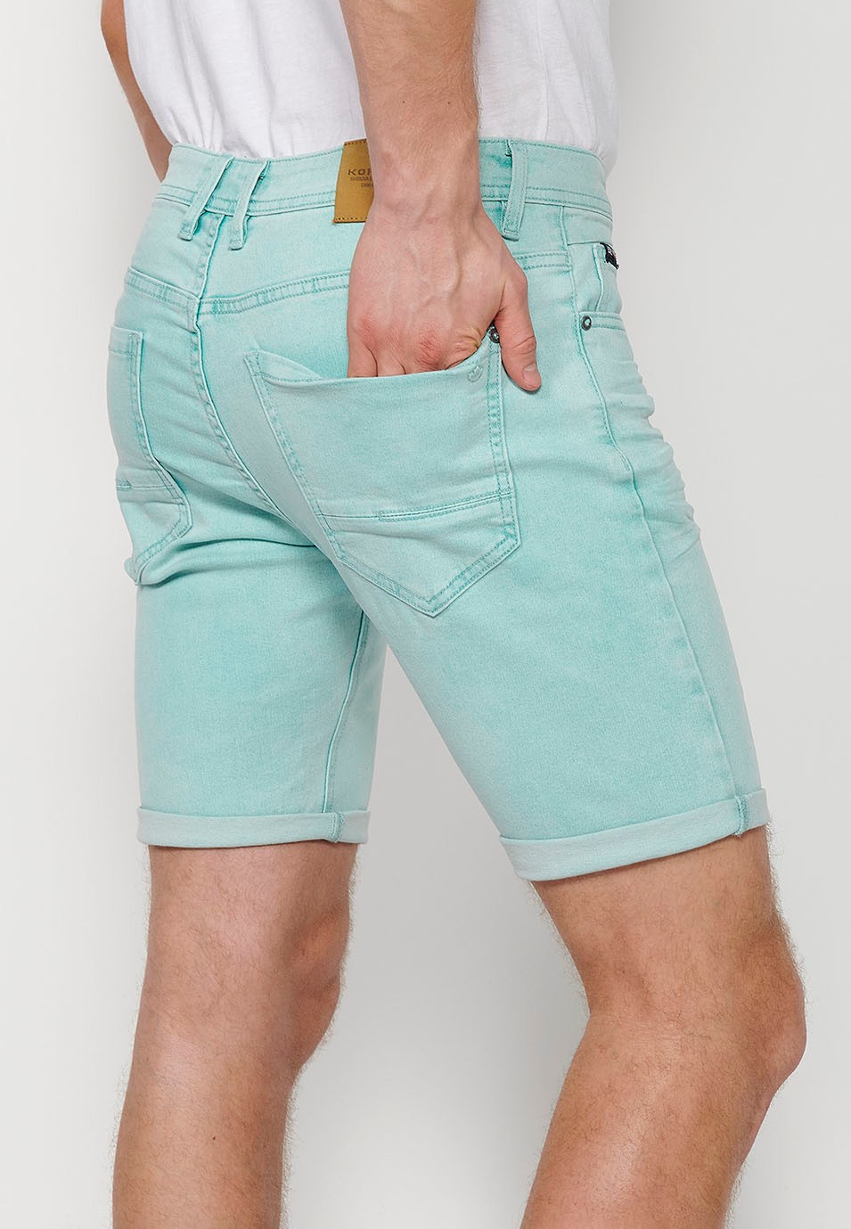 Shorts with turn-up closure with front zipper and button closure and five pockets, one blue pocket pocket for Men 7