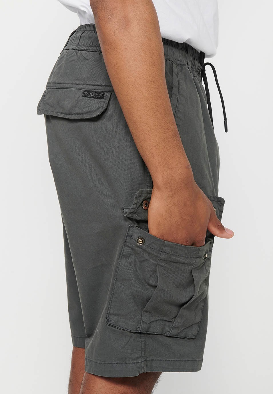 Cargo-Shorts mit Seitentaschen mit Klappe und Frontverschluss mit Reißverschluss und Knopf, Farbe Grau für Herren 7