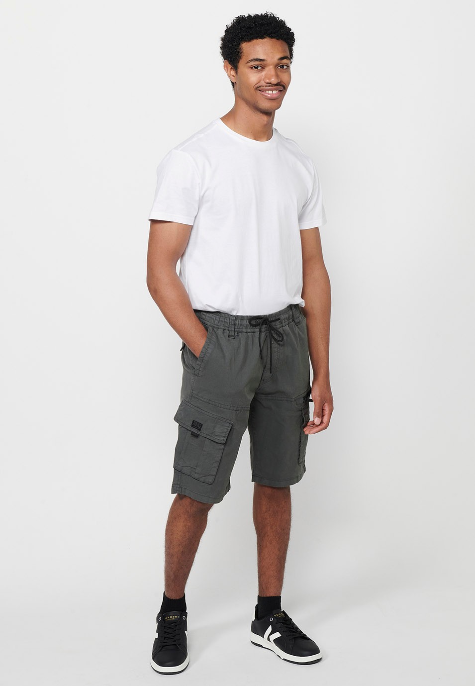 Cargo-Shorts mit Seitentaschen mit Klappe und Frontverschluss mit Reißverschluss und Knopf, Farbe Grau für Herren