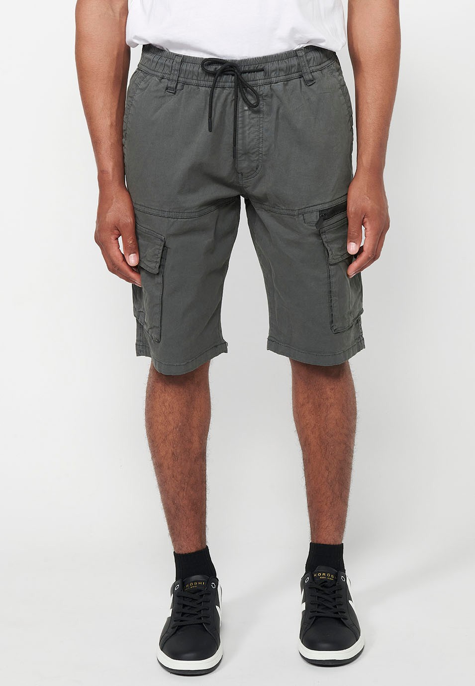 Cargo-Shorts mit Seitentaschen mit Klappe und Frontverschluss mit Reißverschluss und Knopf, Farbe Grau für Herren 2