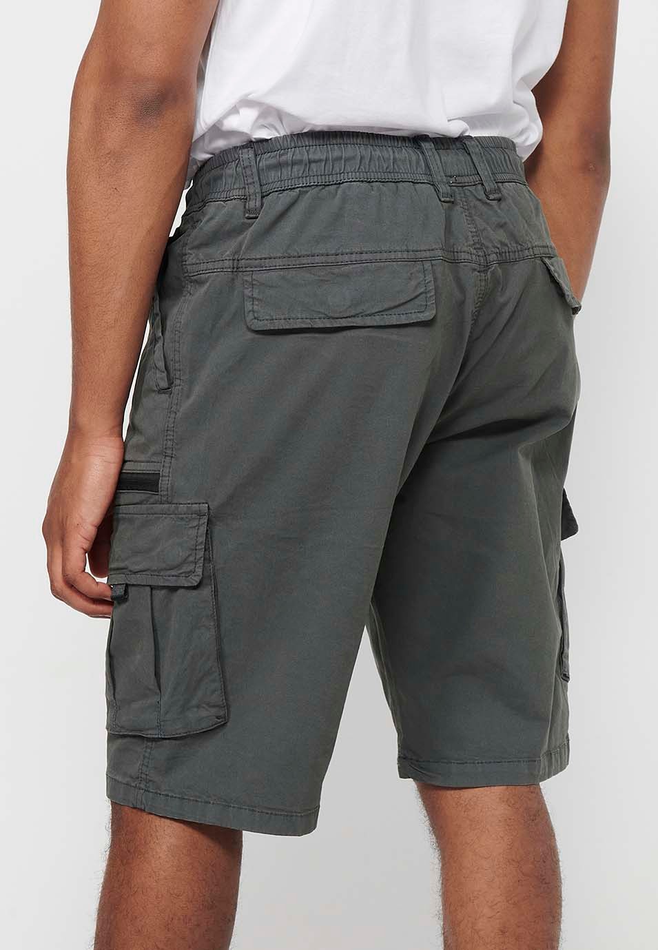 Pantalón corto cargo con Bolsillos laterales con solapa y Cierre delantero con cremallera y botón Color Gris para Hombre 5