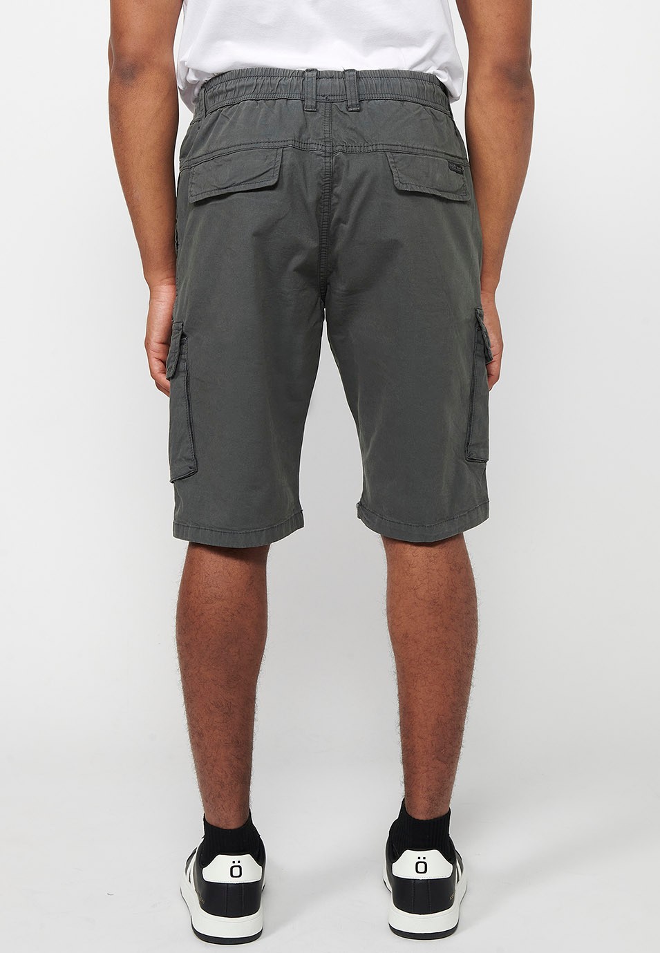 Short cargo avec poches latérales avec rabat et fermeture avant avec fermeture éclair et bouton Couleur Gris pour Homme 4