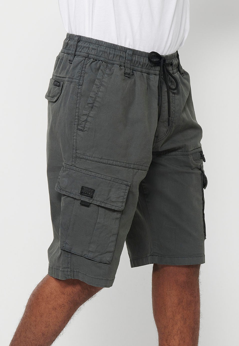 Cargo-Shorts mit Seitentaschen mit Klappe und Frontverschluss mit Reißverschluss und Knopf, Farbe Grau für Herren 3