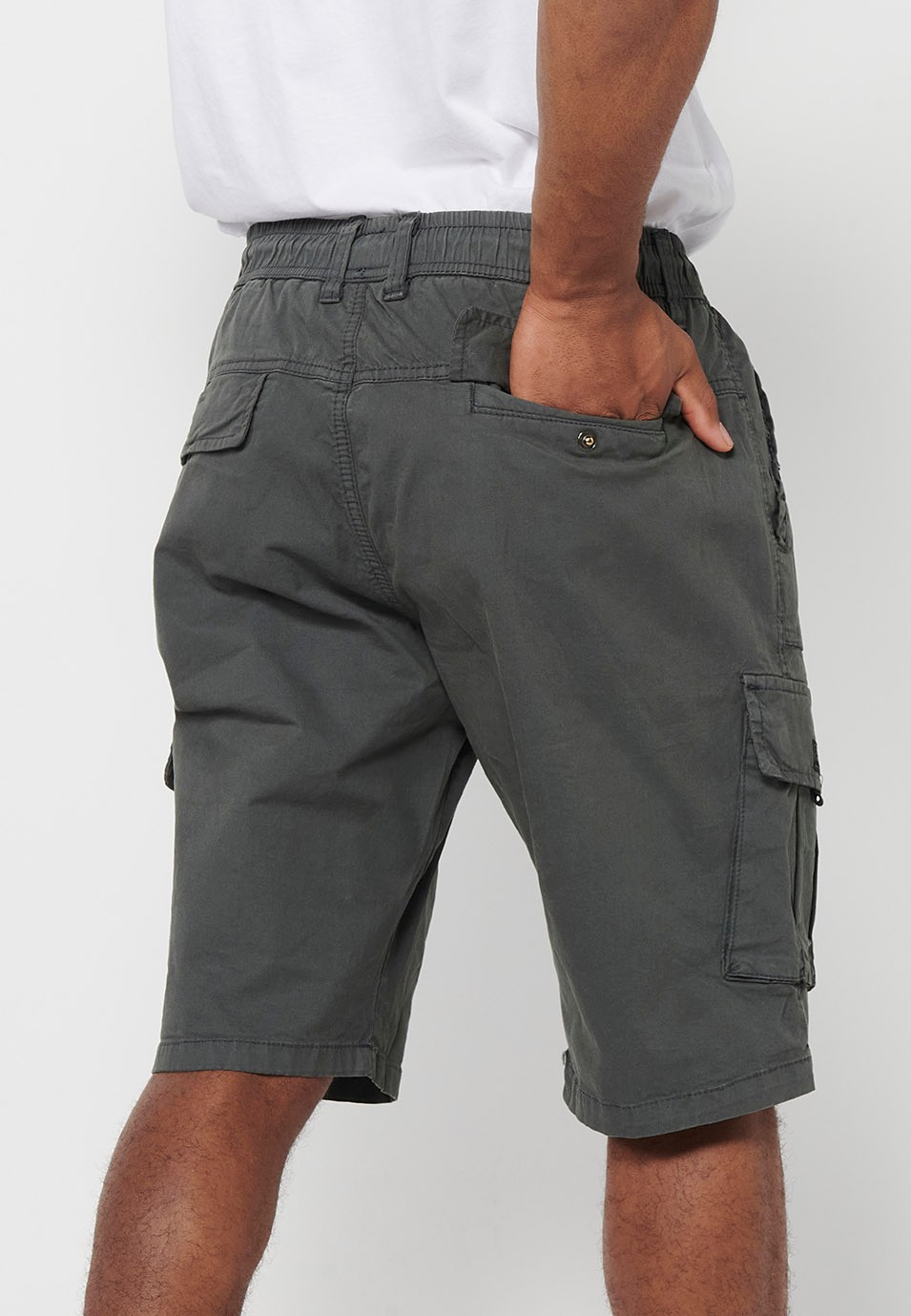 Pantalons curts càrrec amb Butxaques laterals amb solapa i Tancament davanter amb cremallera i botó Color Gris per a Home 9