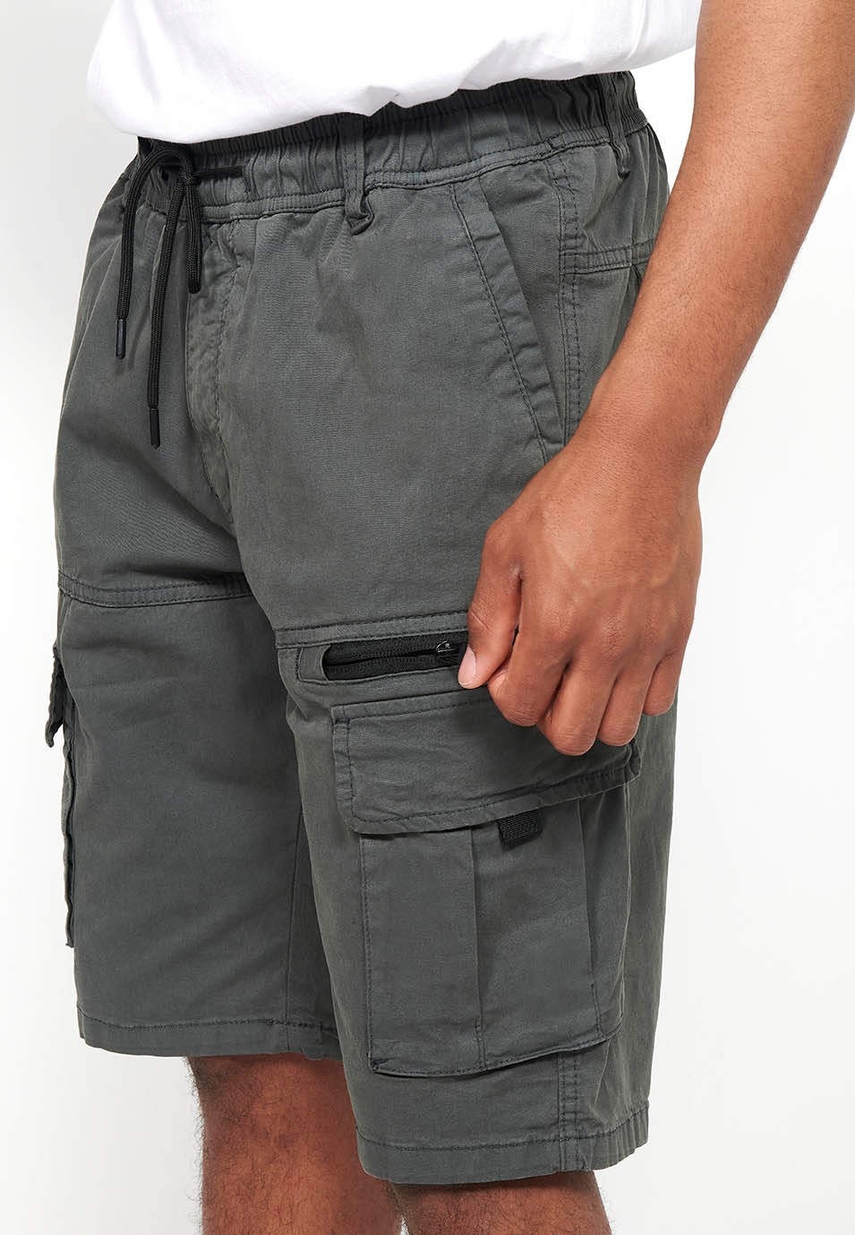 Cargo-Shorts mit Seitentaschen mit Klappe und Frontverschluss mit Reißverschluss und Knopf, Farbe Grau für Herren 6