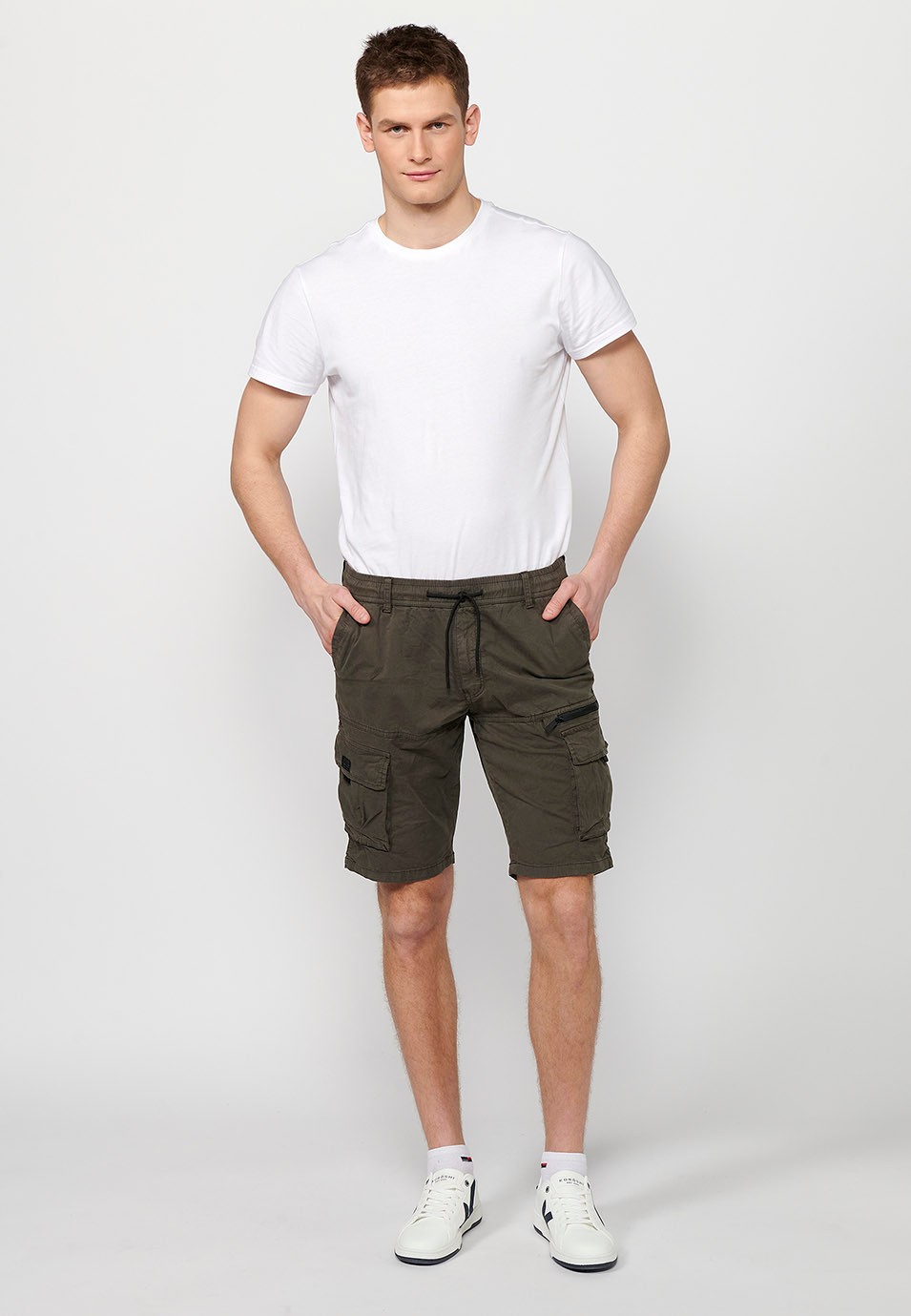 Short cargo avec poches latérales avec rabat et fermeture avant avec fermeture éclair et bouton de couleur olive pour homme