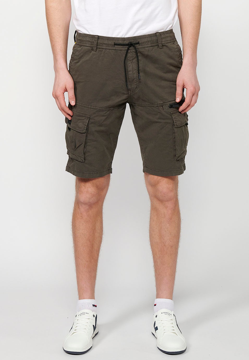 Cargo shorts with side pockets with flap and front closure with zipper and button in Olive Color for Men