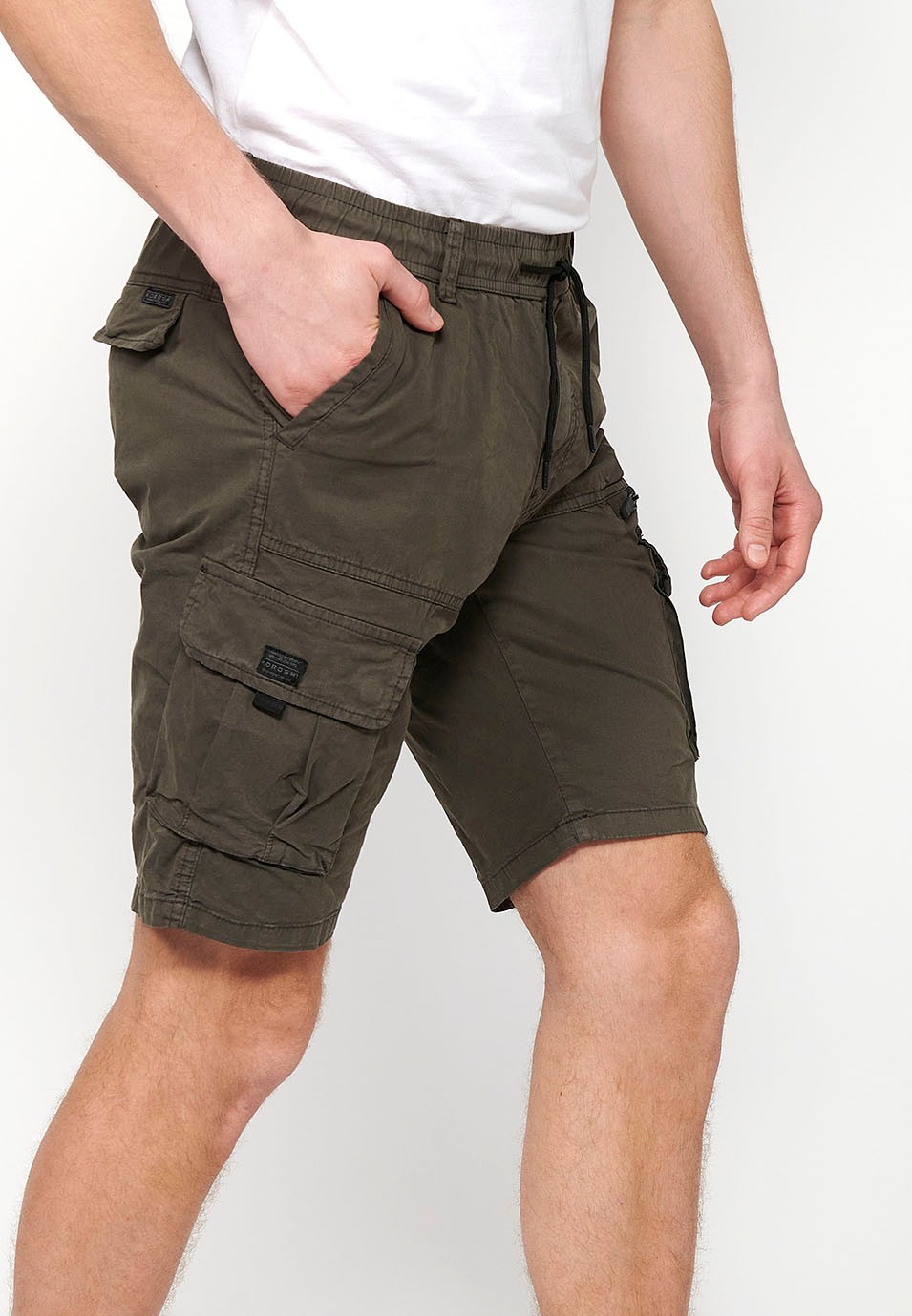 Cargo shorts with side pockets with flap and front closure with zipper and button in Olive Color for Men